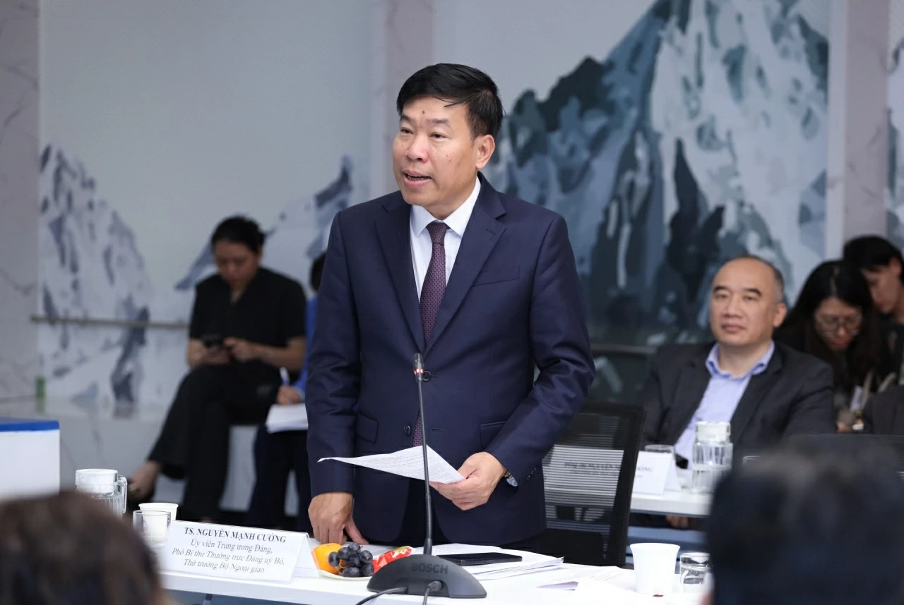 Ủy viên Trung ương Đảng, Phó Bí thư thường trực Đảng ủy, Thứ trưởng Ngoại giao Nguyễn Mạnh Cường phát biểu mở đầu Hội thảo. (Ảnh: Thành Long)