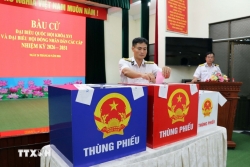 TP. Hồ Chí Minh: Cử tri làm nhiệm vụ dài ngày trên biển hân hoan bỏ phiếu sớm