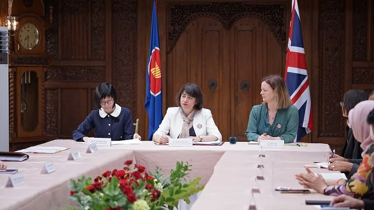Lễ ra mắt logo kỷ niệm 5 năm thiết lập Quan hệ Đối tác Đối thoại ASEAN-Anh tại Jakarta Lễ ra mắt logo kỷ niệm 5 năm thiết lập Quan hệ Đối tác Đối thoại ASEAN-Anh tại Jakarta