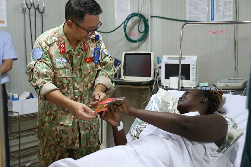 Bác sĩ mũ nồi xanh Việt Nam thắp sáng niềm tin ở Nam Sudan