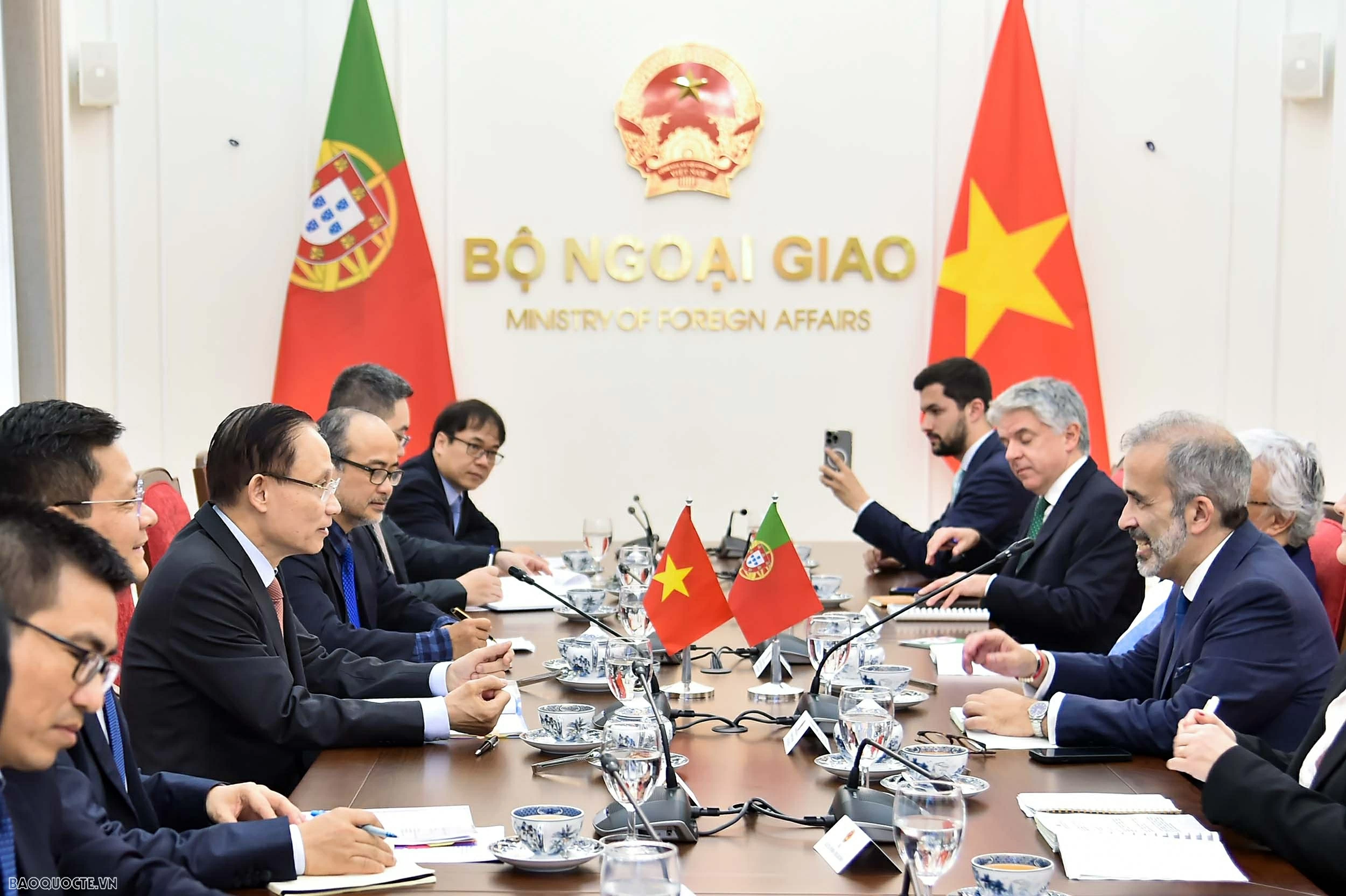 Hai Bộ trưởng cũng trao đổi về các vấn đề khu vực và quốc tế cùng quan tâm, nhất trí tăng cường phối hợp, ủng hộ lẫn nhau tại các diễn đàn đa phương, đặc biệt trong khuôn khổ Liên hợp quốc và hợp tác ASEAN – EU. Khẳng định nền tảng hữu nghị và tiềm năng hợp tác còn rất rộng mở, hai bên bày tỏ tin tưởng chuyến thăm của Bộ trưởng Paulo Rangel sẽ tạo bước tiến mới, đưa quan hệ Việt Nam – Bồ Đào Nha phát triển thực chất, hiệu quả và ngày càng đi vào chiều sâu. Hai Bộ trưởng cũng trao đổi về các vấn đề khu vực và quốc tế cùng quan tâm, nhất trí tăng cường phối hợp, ủng hộ lẫn nhau tại các diễn đàn đa phương, đặc biệt trong khuôn khổ Liên hợp quốc và hợp tác ASEAN – EU. Khẳng định nền tảng hữu nghị và tiềm năng h
