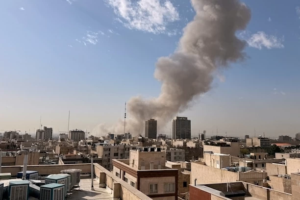 NÓNG: Mỹ-Israel phối hợp tập kích Iran, Tehran tuyên bố đáp trả mạnh mẽ NÓNG: Mỹ-Israel phối hợp tập kích Iran, Tehran tuyên bố đáp trả mạnh mẽ