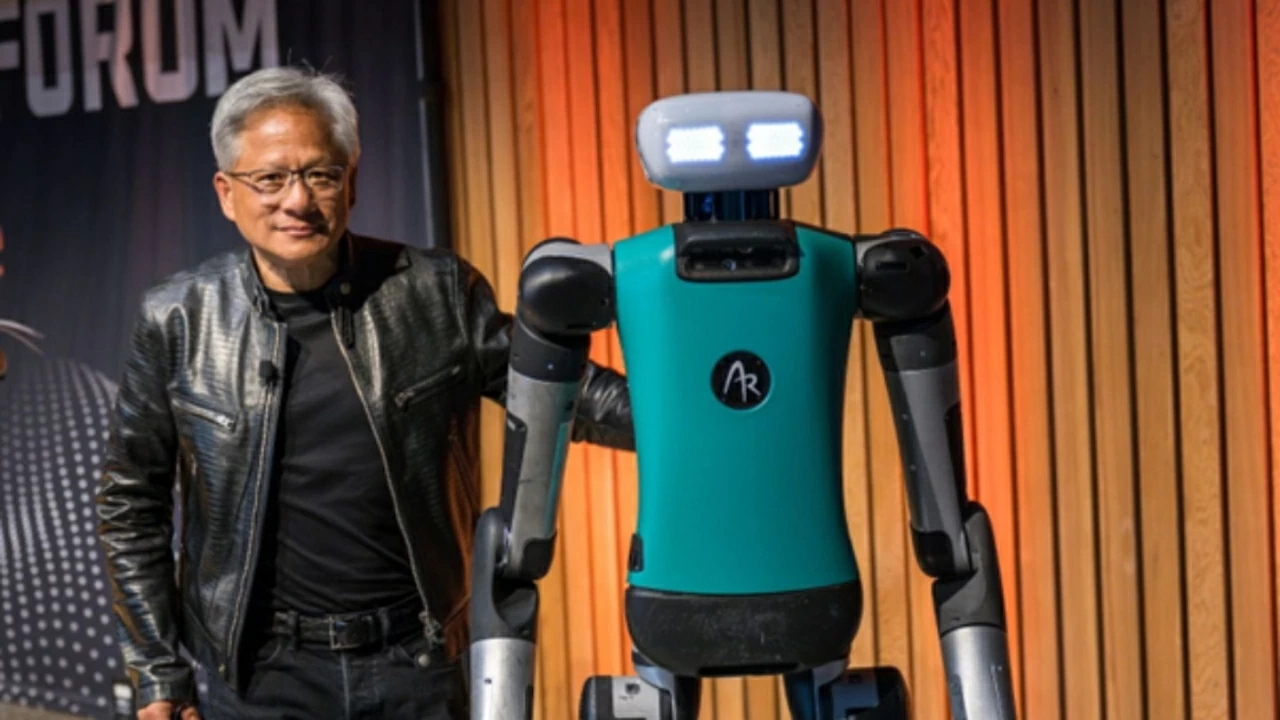 Ông Jensen Huang, Giám đốc điều hành của công ty Nvidia chụp ảnh cùng robot do doanh nghiệp này sản xuất. (Nguồn: Agility Robotics)