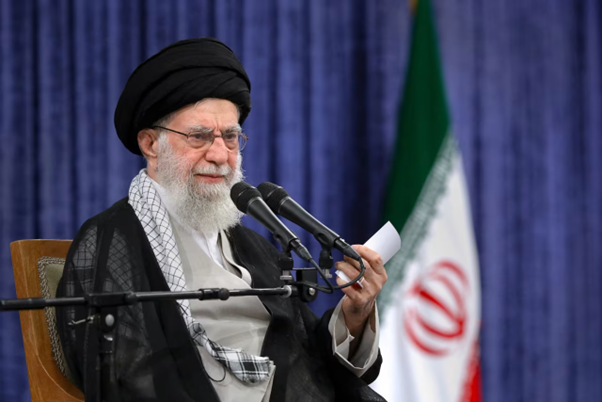 Kế vị vị cha đẻ của cuộc Cách mạng Hồi giáo Ruhollah Khomeini từ năm 1989, ở tuổi 86, Đại giáo chủ Khamenei được xem là linh hồn và là nhân vật nắm giữ quyền lực tuyệt đối tại Iran. Mọi quyết sách từ chính trị, đối ngoại đến tôn giáo, cũng như lực lượng Vệ binh Cách mạng Hồi giáo (IRGC) - trụ cột quân sự vốn đang chịu sự trừng phạt khắt khe từ Mỹ và EU - đều nằm dưới sự điều hành trực tiếp của ông. (Nguồn: CNN) Kế vị vị cha đẻ của cuộc Cách mạng Hồi giáo Ruhollah Khomeini từ năm 1989, ở tuổi 86, Đại giáo chủ Khamenei được xem là linh hồn và là nhân vật nắm giữ quyền lực tuyệt đối tại Iran. Mọi quyết sách từ chính trị, đối ngoại đến tôn giáo, cũng như lực lượng V