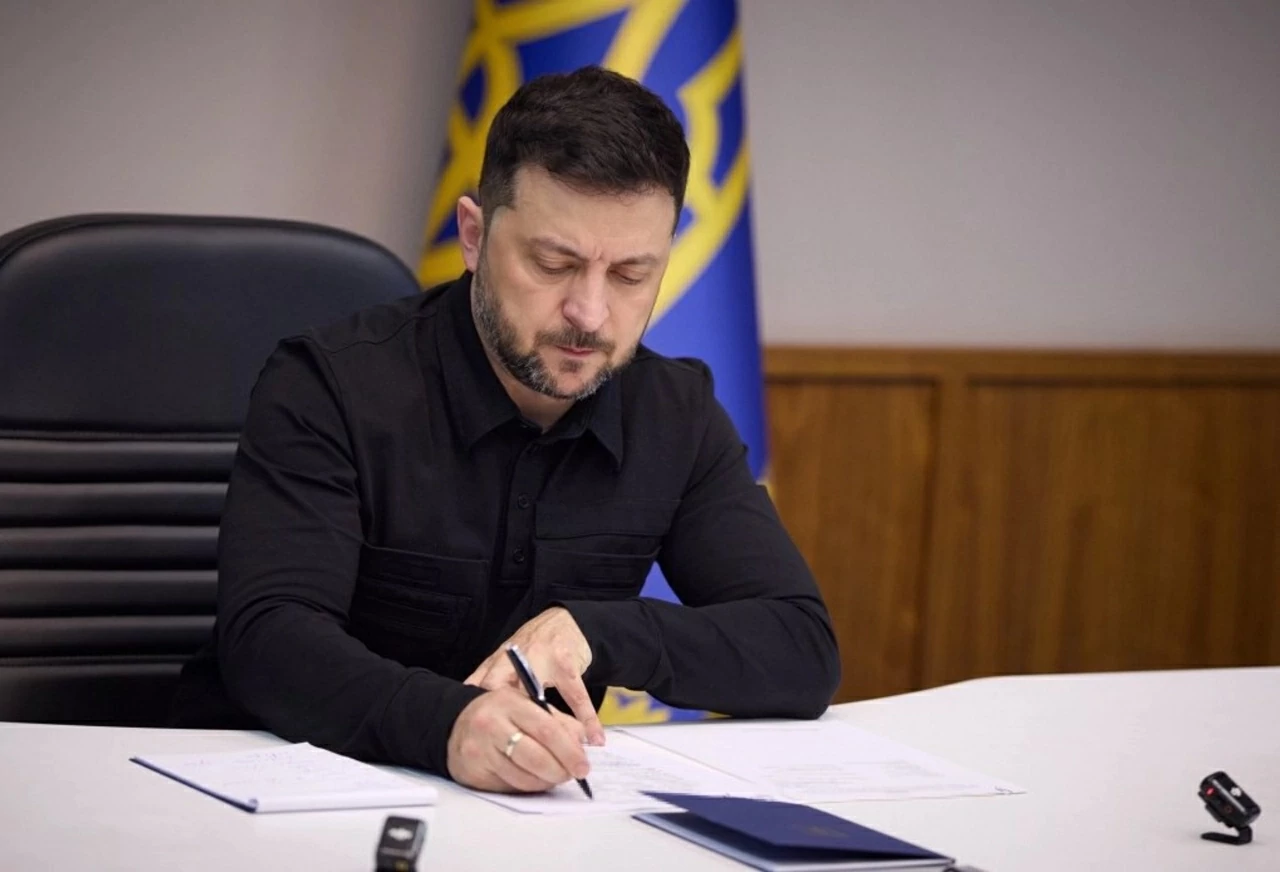 Tổng thống Zelensky ký sắc lệnh trừng phạt 10 công ty vận tải và hậu cần của Nga. (Nguồn: Văn phòng Tổng thống Ukraine) Tổng thống Zelensky ký sắc lệnh trừng phạt 10 công ty vận tải và hậu cần của Nga. (Nguồn: Văn phòng Tổng thống Ukraine)