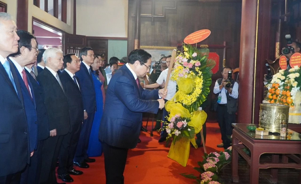 Thủ tướng Chính phủ Phạm Minh Chính thành kính dâng hương tưởng nhớ Thủ tướng Phạm Văn Đồng. (Ảnh: Ngọc Đức)