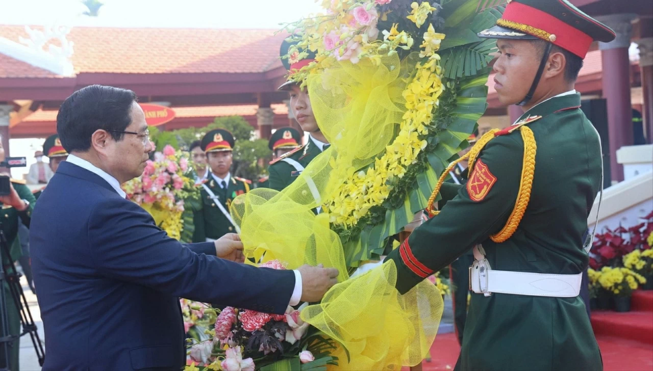 Thủ tướng Phạm Minh Chính thực hiện nghi thức dâng hoa Thủ tướng Phạm Văn Đồng. (Ảnh: Ngọc Đức)