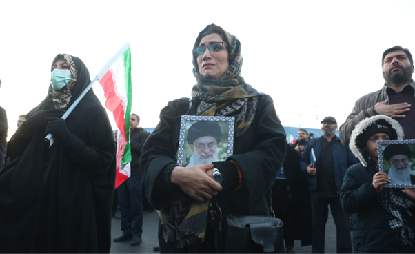 Biển người đổ ra đường phố Tehran tiễn biệt Đại giáo chủ Khamenei