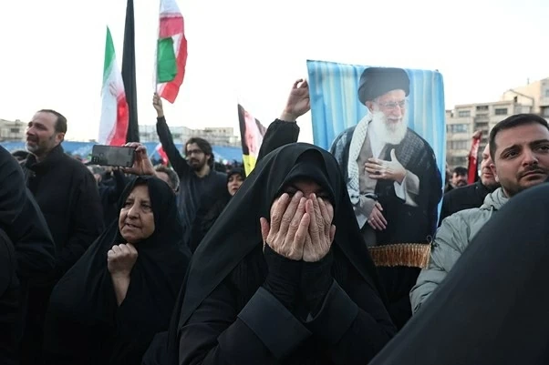 Biển người đổ ra đường phố Tehran tiễn biệt Đại giáo chủ Khamenei