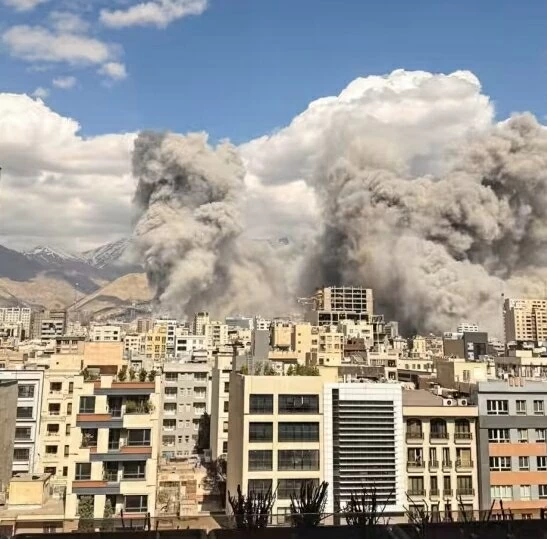nổ có thể được nhìn thấy đang tàn phá một phần khu Shahrak-e Gharb của Tehran.. NBC News