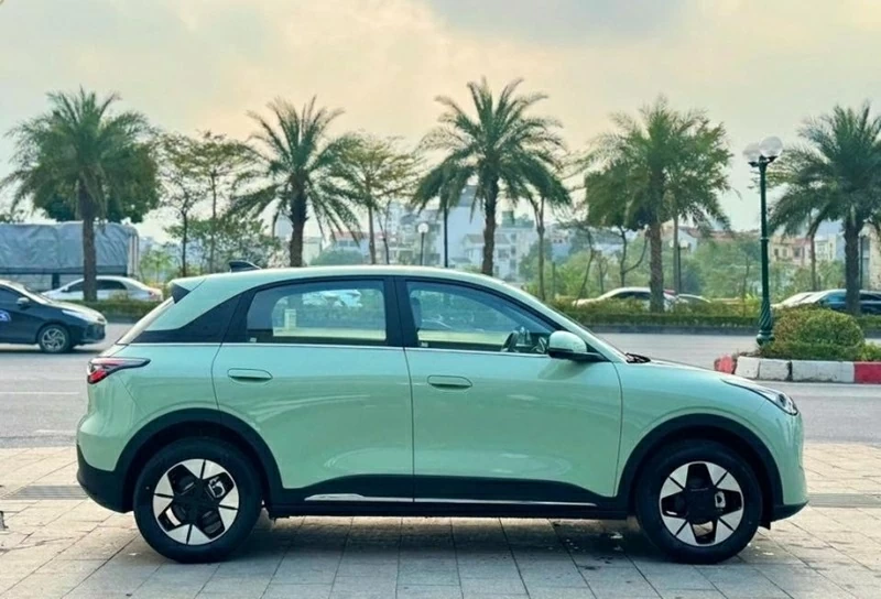 EX2 theo đuổi phong cách mềm mại, ưu tiên các đường nét bo tròn thay vì những mảng khối góc cạnh thường thấy ở SUV cỡ nhỏ. EX2 theo đuổi phong cách mềm mại, ưu tiên các đường nét bo tròn thay vì những mảng khối góc cạnh thường thấy ở SUV cỡ nhỏ.