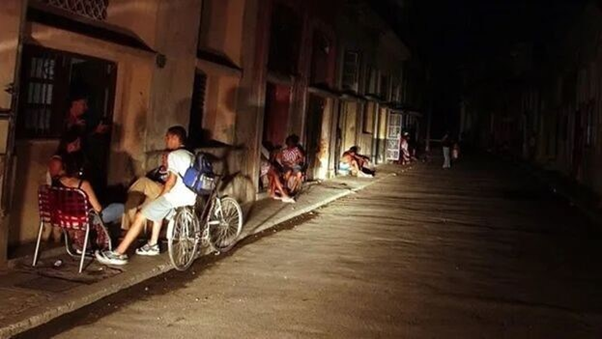 Đường phố Havana chìm trong bóng tối sau sự cố mất điện. (Nguồn: Havana Times) Đường phố Havana chìm trong bóng tối sau sự cố mất điện. (Nguồn: Havana Times)