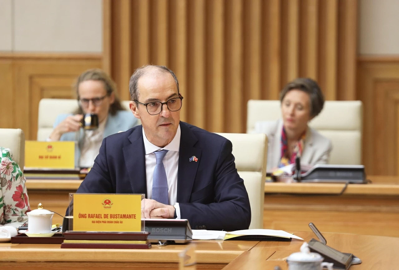 Đại biện lâm thời EU tại Việt Nam Rafael De Bustamante phát biểu tại buổi gặp mặt. (Ảnh: Thành Long) Đại biện lâm thời EU tại Việt Nam Rafael De Bustamante phát biểu tại buổi gặp mặt. (Ảnh: Thành Long)