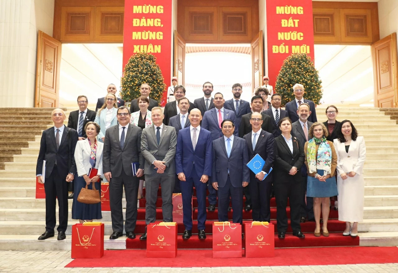 Thủ tướng Chính phủ Phạm Minh Chính cùng các Đại sứ, Đại biện của Liên minh châu Âu chụp ảnh lưu niệm. (Ảnh: Thành Long) Thủ tướng Chính phủ Phạm Minh Chính cùng các Đại sứ, Đại biện của Liên minh châu Âu chụp ảnh lưu niệm. (Ảnh: Thành Long)
