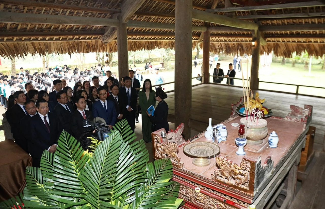 Tiếp đó, Thứ trưởng Ngô Lê Văn và các đại biểu đã đến tham quan, dâng hương tại đình Tân Trào và tham quan cây đa Tân Trào, những địa danh lịch sử đặc biệt của đất nước, nơi gắn liền với tên tuổi và sự nghiệp hoạt động cách mạng của Chủ tịch Hồ Chí Minh và các lãnh đạo tiền bối có công gây dựng, phát triển phong trào cách mạng Việt Nam từ buổi ban đầu. Đây cũng là nơi ghi dấu những sự kiện trọng đại của đất nước trong thời kỳ chuẩn bị Tổng khởi nghĩa giành chính quyền Tháng Tám năm 1945 và trong cuộc kháng chiến chống thực dân Pháp xâm lược. (Ảnh: Thành Long)