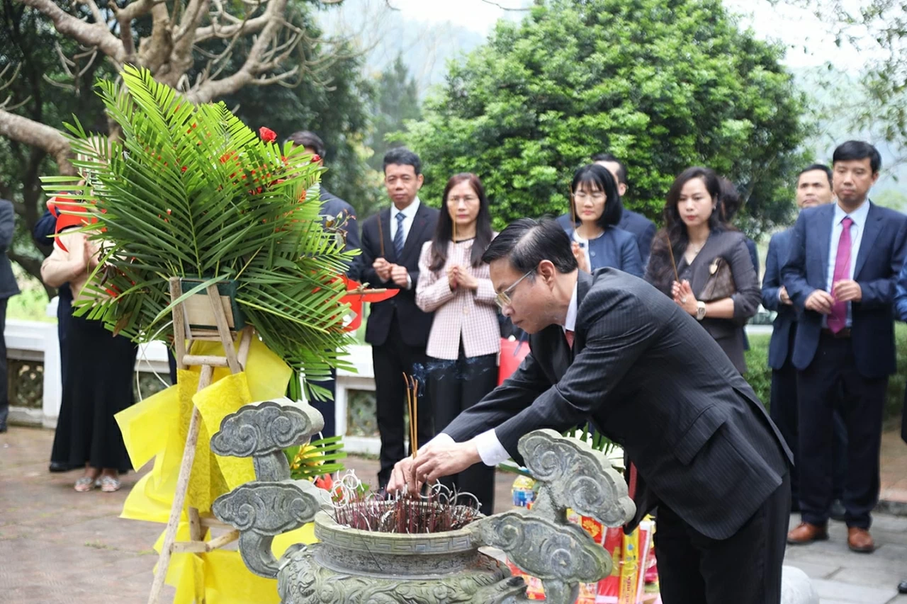 Thứ trưởng Ngoại giao Ngô Lê Văn cùng Đoàn Trưởng cơ quan Việt Nam ở nước ngoài nhiệm kỳ 2025-2028 thắp nén hương tri ân, tưởng nhớ công lao to lớn của các thế hệ tiền bối. (Ảnh: Thành Long)