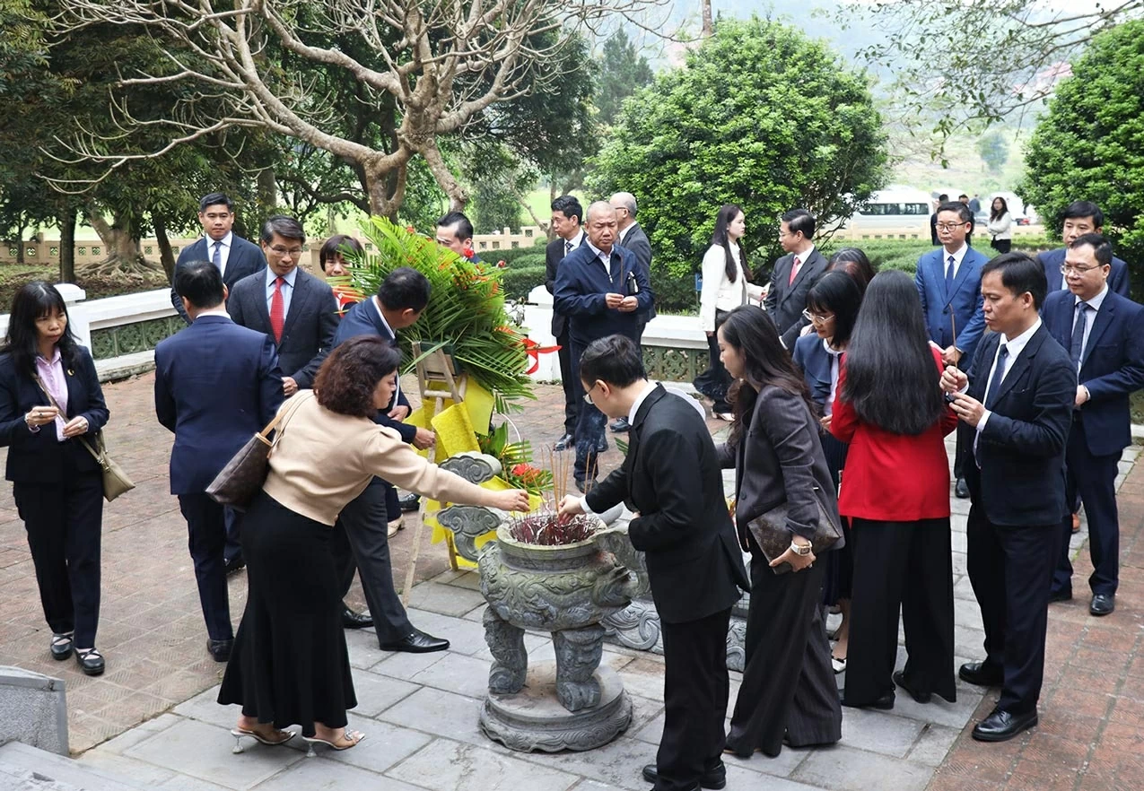Thứ trưởng Ngoại giao Ngô Lê Văn cùng Đoàn Trưởng cơ quan Việt Nam ở nước ngoài nhiệm kỳ 2025-2028 thắp nén hương tri ân, tưởng nhớ công lao to lớn của các thế hệ tiền bối. (Ảnh: Thành Long)