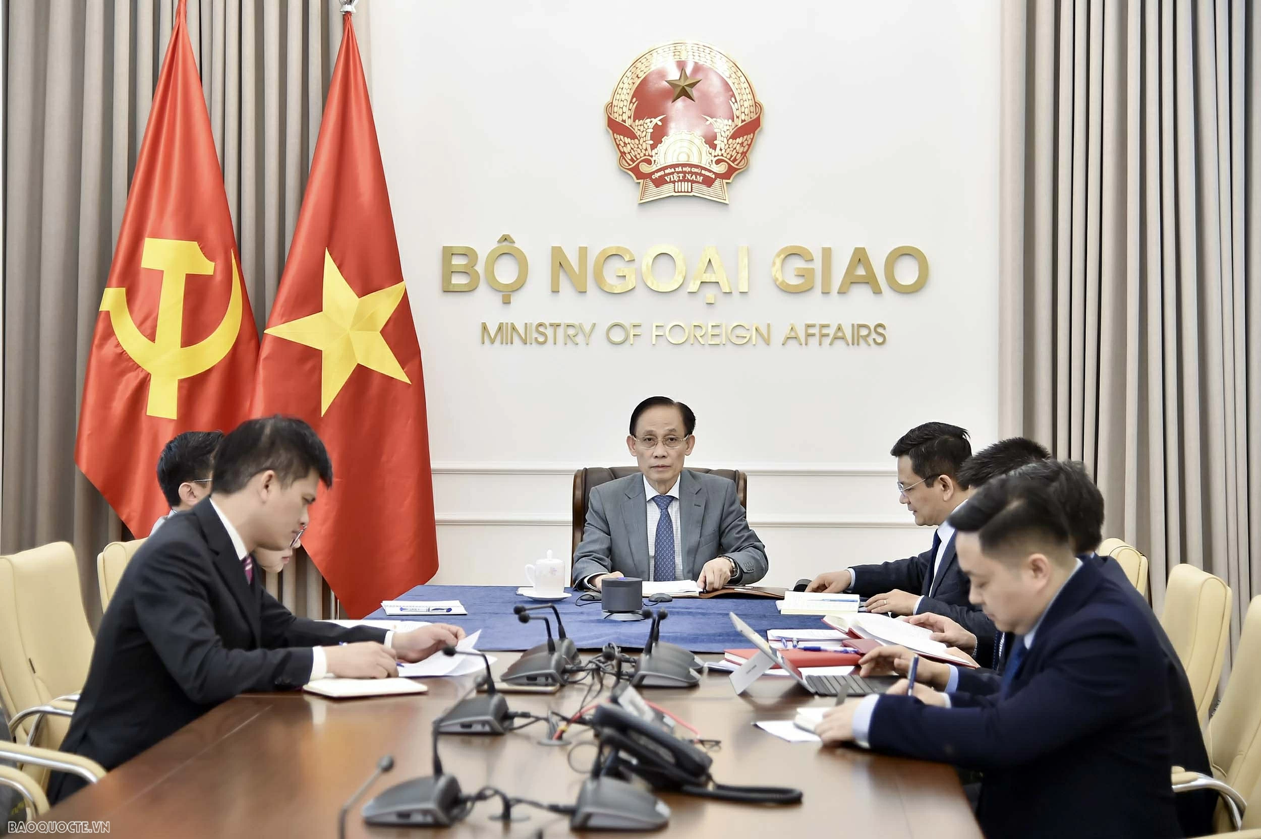 Bộ trưởng Ngoại giao Lê Hoài Trung điện đàm với Phó Chủ tịch Ủy ban châu Âu