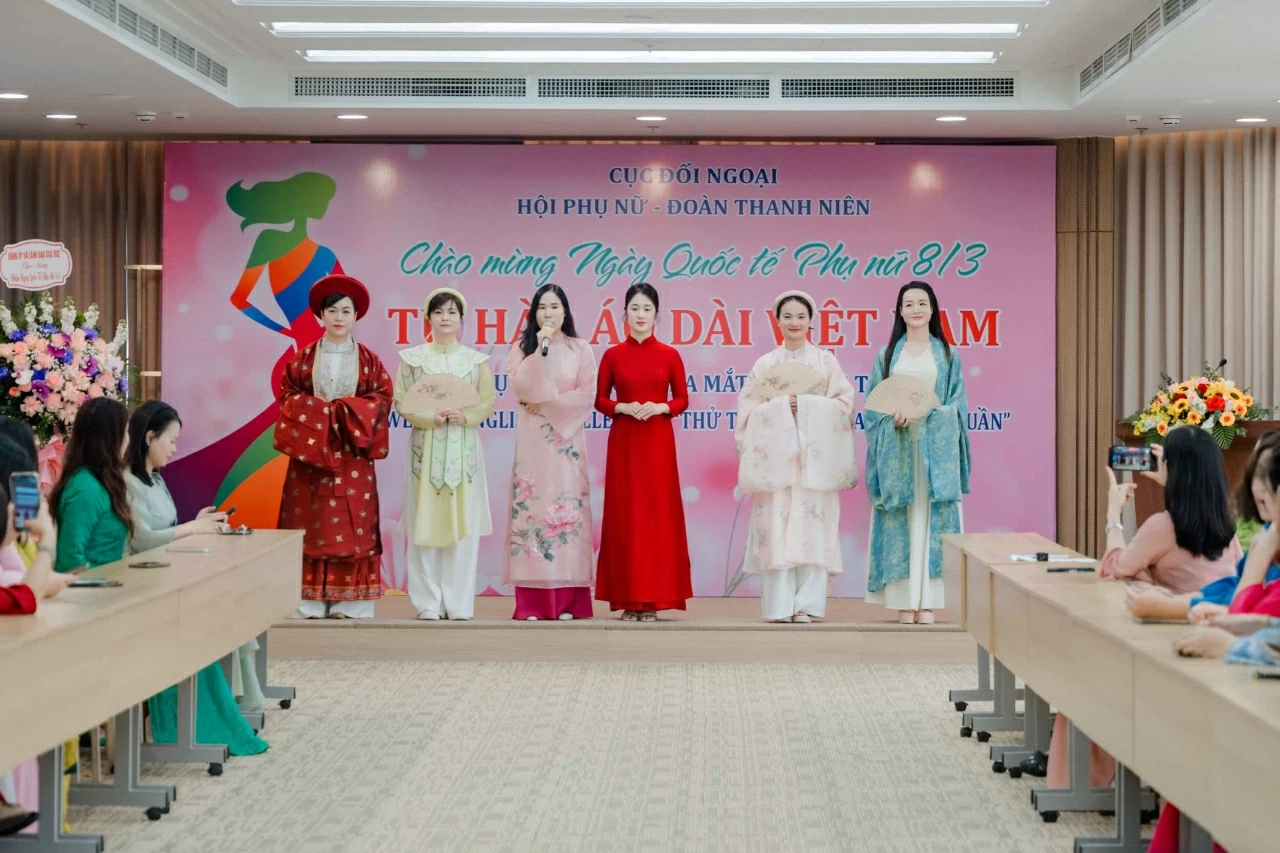 Rực rỡ phần thi trình diễn áo dài của phụ nữ Cục Đối ngoại, Bộ Công an