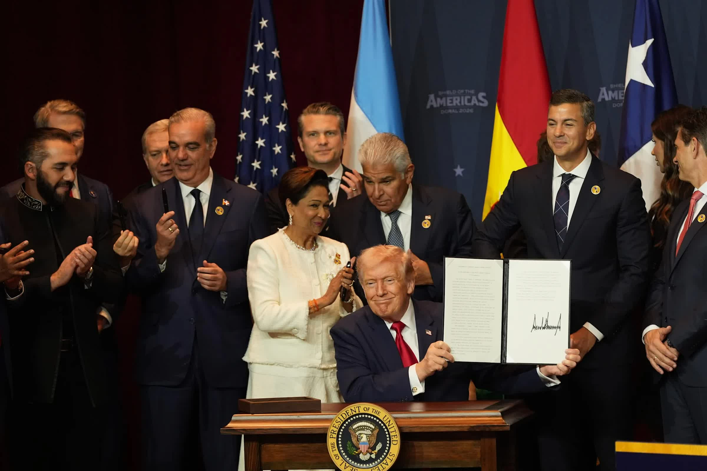 Tại hội nghị thượng đỉnh 'Lá chắn châu Mỹ', Tổng thống Mỹ Donald Trump đã ký một tuyên bố thành lập liên minh khu vực. (Nguồn: DW)