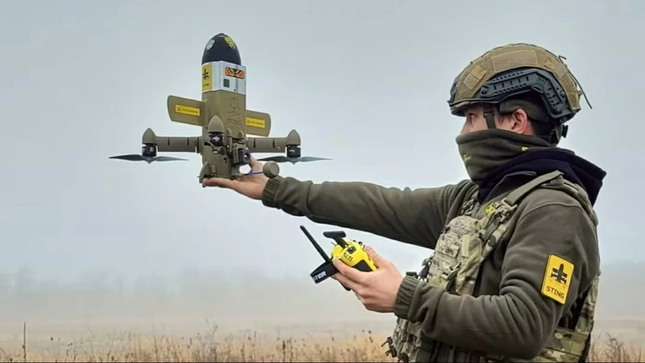 Một binh sĩ Ukraine với UAV đánh chặn Sting. (Nguồn: X) Một binh sĩ Ukraine với UAV đánh chặn Sting. (Nguồn: X)
