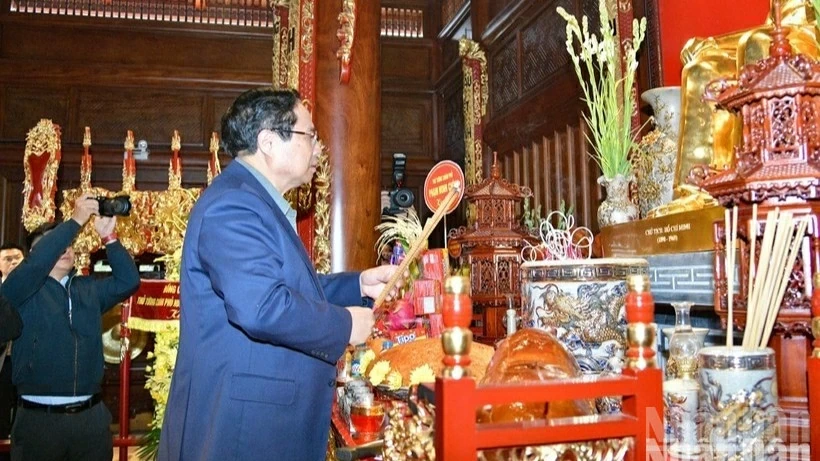 Prime Minister Pham Minh Chinh respectfully offers incense in remembrance of President Ho Chi Minh. (Photo: THANH GIANG)