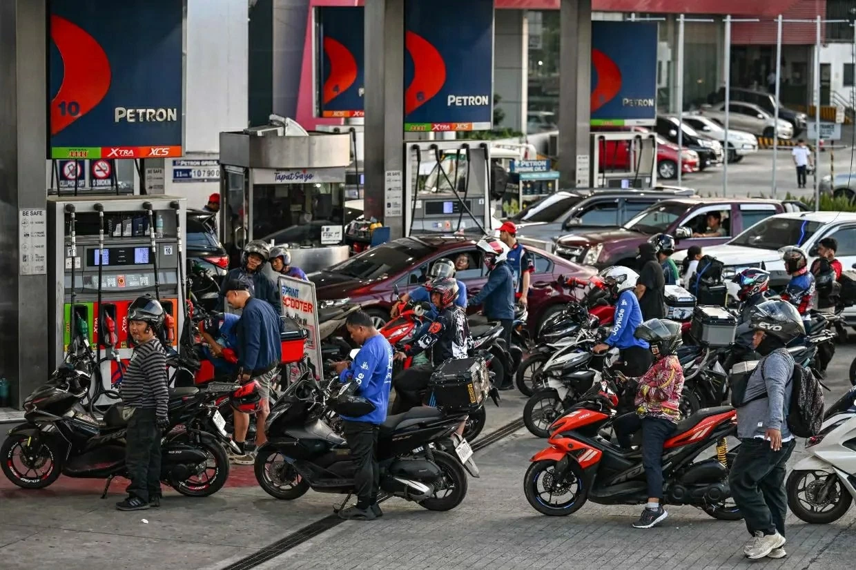 Người dân Philippines đổ xô mua xăng trước đợt tăng giá lớn