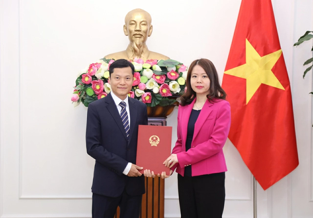 Ủy viên Ban Thường vụ Đảng ủy Bộ, Thứ trưởng Ngoại giao Nguyễn Minh Hằng trao quyết định bổ nhiệm đồng chí Cung Đức Hân giữ chức Phó Vụ trưởng Ban Thư ký Quốc gia APEC 2027. (Ảnh: Thành Long)