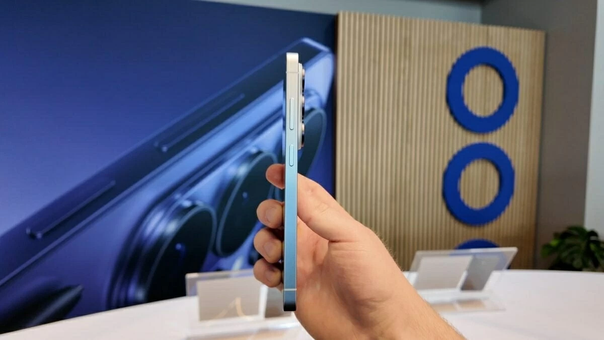 Thiết bị được thả từ nhiều góc khác nhau xuống nền bê tông cứng. 