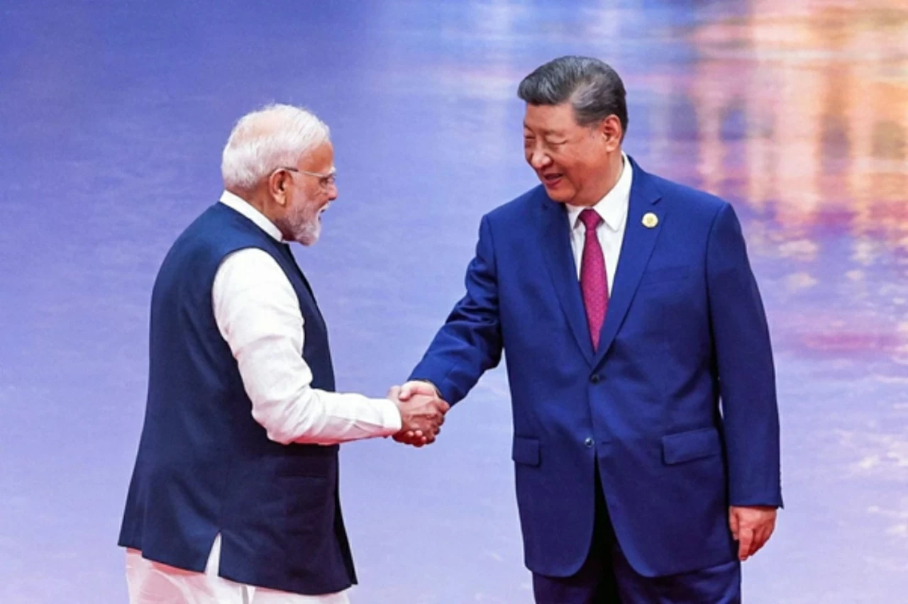 Thủ tướng Ấn Độ Narendra Modi bắt tay Chủ tịch Trung Quốc Tập Cận Bình tại lễ đón chính thức bên lề Hội nghị Thượng đỉnh Tổ chức Hợp tác Thượng Hải ở Thiên Tân năm 2025. (Nguồn: AFP)