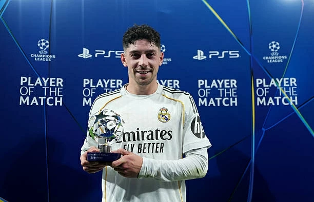 Lập hat-trick, Valverde sánh vai với Messi và Mbappe Lập hat-trick, Valverde sánh vai với Messi và Mbappe
