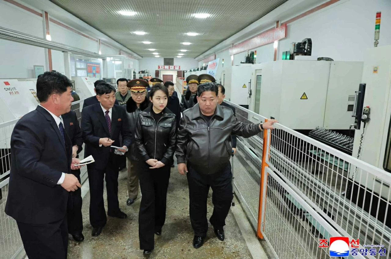 Chủ tịch Triều Tiên Kim Jong Un cùng con gái thăm nhà máy sản xuất súng, kêu gọi mở rộng năng lực sản xuất với tầm nhìn dài hạn