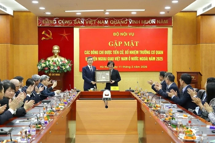 Đoàn Trưởng Cơ quan đại diện ngoại giao Việt Nam ở nước ngoài làm việc với Bộ Nội vụ