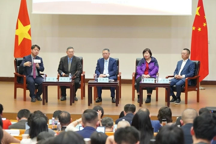 Đại sứ Phạm Thanh Bình trao đổi chuyên đề tại Đại học Nhân dân Trung Quốc