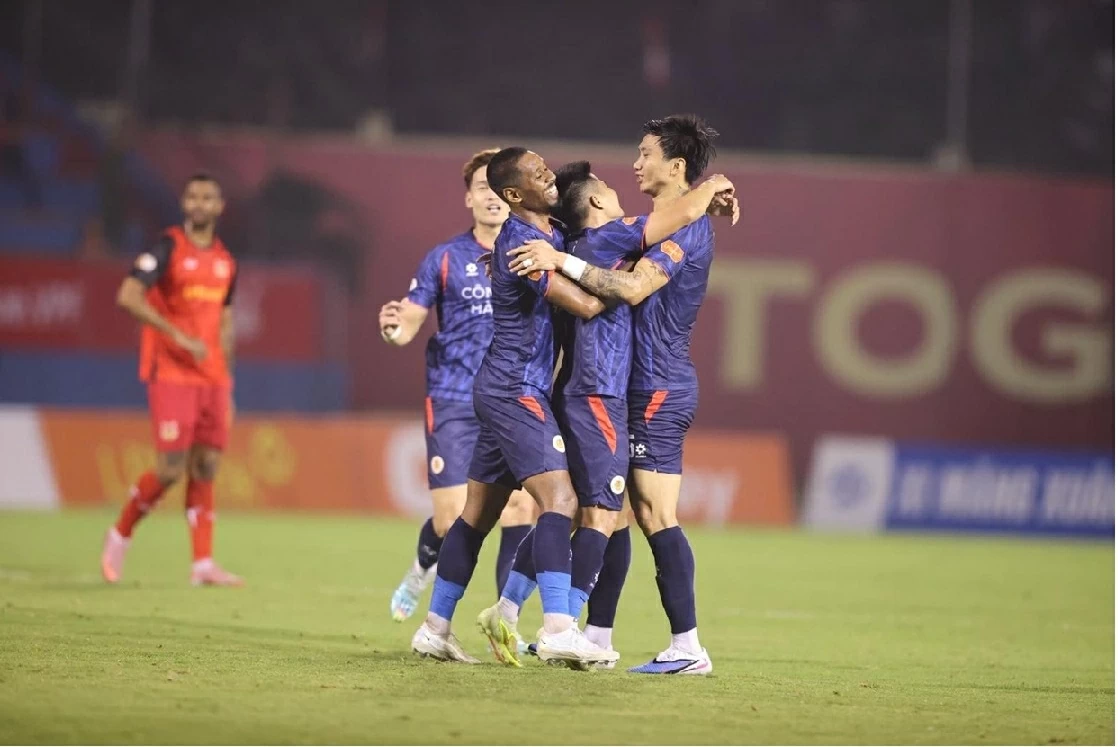 Thắng CLB Ninh Bình, Công an Hà Nội FC củng cố ngôi đầu V-League 2025/26