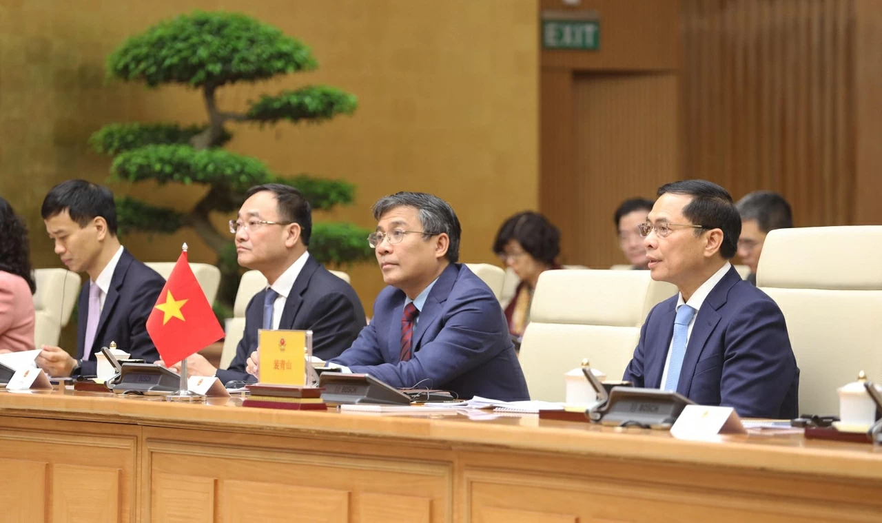 Phó Thủ tướng Bùi Thanh Sơn và Bộ trưởng Ngoại giao Vương Nghị ký kết tại Phiên họp lần thứ 17 Ủy ban chỉ đạo hợp tác Việt Nam – Trung Quốc