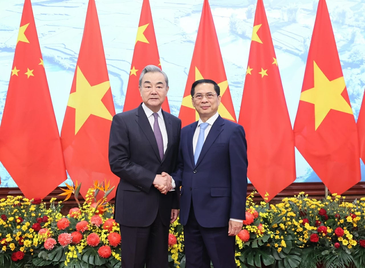 Phó Thủ tướng Bùi Thanh Sơn tiếp đón Bộ trưởng Ngoại giao Trung Quốc Vương Nghị. (Ảnh: Thành Long) Phó Thủ tướng Bùi Thanh Sơn tiếp đón Bộ trưởng Ngoại giao Trung Quốc Vương Nghị. (Ảnh: Thành Long)