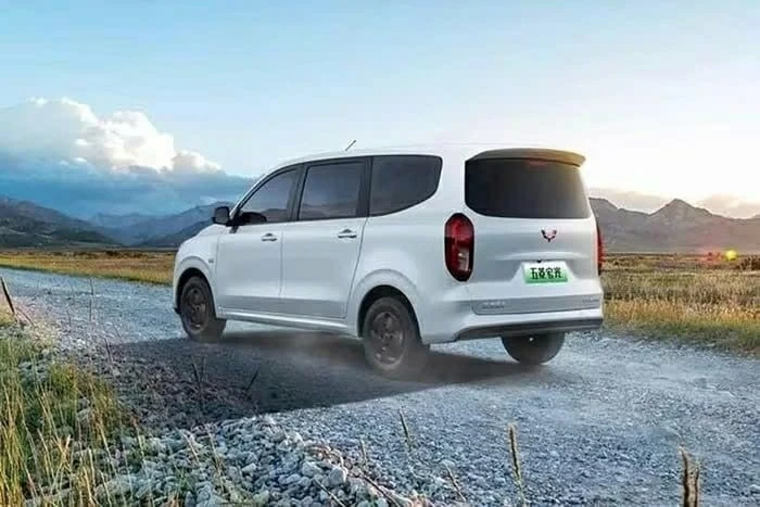 Wuling Hongguang EV mang đến hai cấu hình nội thất gồm bản 5 chỗ (2+3) và 6 chỗ (2+2+2). Wuling Hongguang EV mang đến hai cấu hình nội thất gồm bản 5 chỗ (2+3) và 6 chỗ (2+2+2).