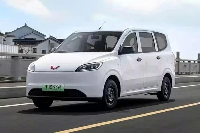 Wuling Hongguang EV được phân phối với 2 phiên bản, có giá dao động từ 69.800 – 72.800 Nhân dân tệ (tương đương khoảng 244 – 255 triệu đồng). Wuling Hongguang EV được phân phối với 2 phiên bản, có giá dao động từ 69.800 – 72.800 Nhân dân tệ (tương đương khoảng 244 – 255 triệu đồng).
