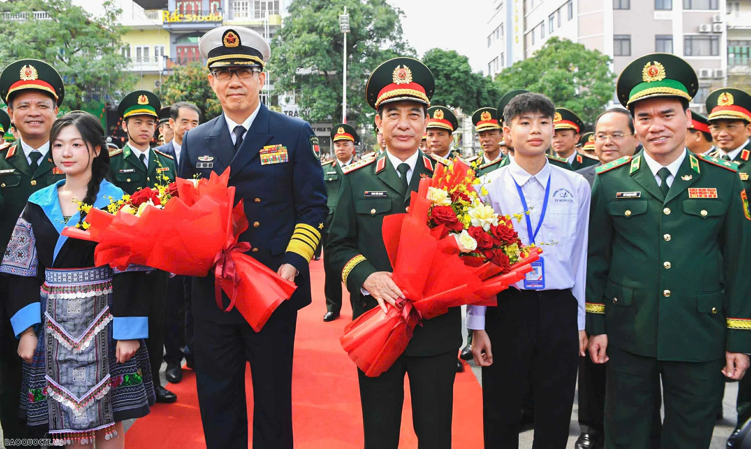 Bộ trưởng Quốc phòng Việt Nam-Trung Quốc thăm ngôi trường mang tên Tổng Bí thư đầu tiên của Việt Nam