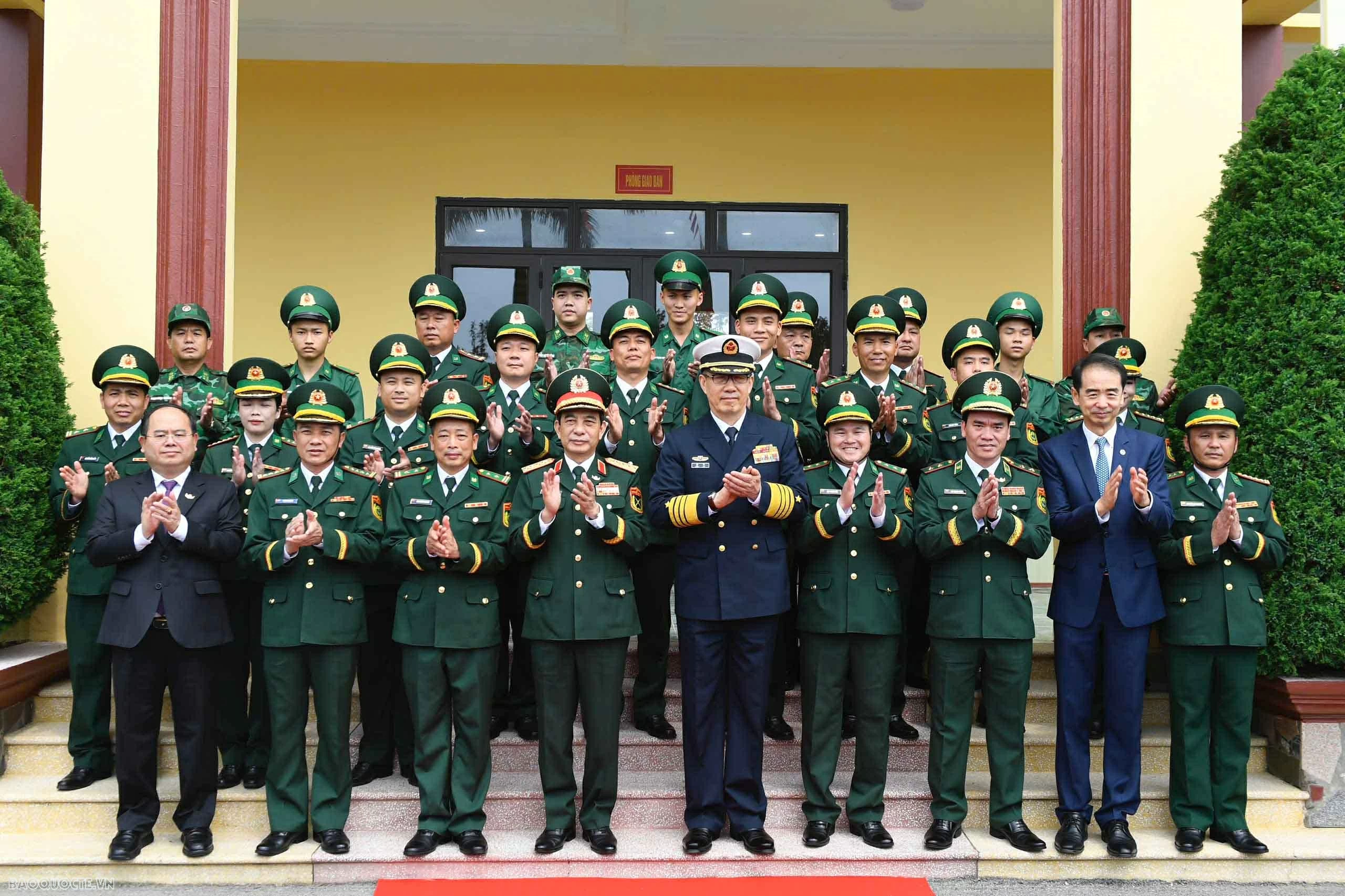 Bộ trưởng Quốc phòng Việt Nam-Trung quốc xem trình diễn chó nghiệp vụ đánh bắt tội phạm ma tuý