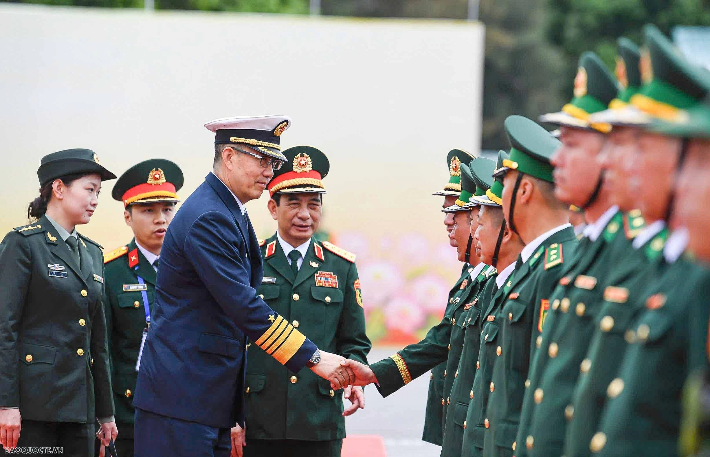 Bộ trưởng Quốc phòng Việt Nam-Trung quốc xem trình diễn chó nghiệp vụ đánh bắt tội phạm ma tuý