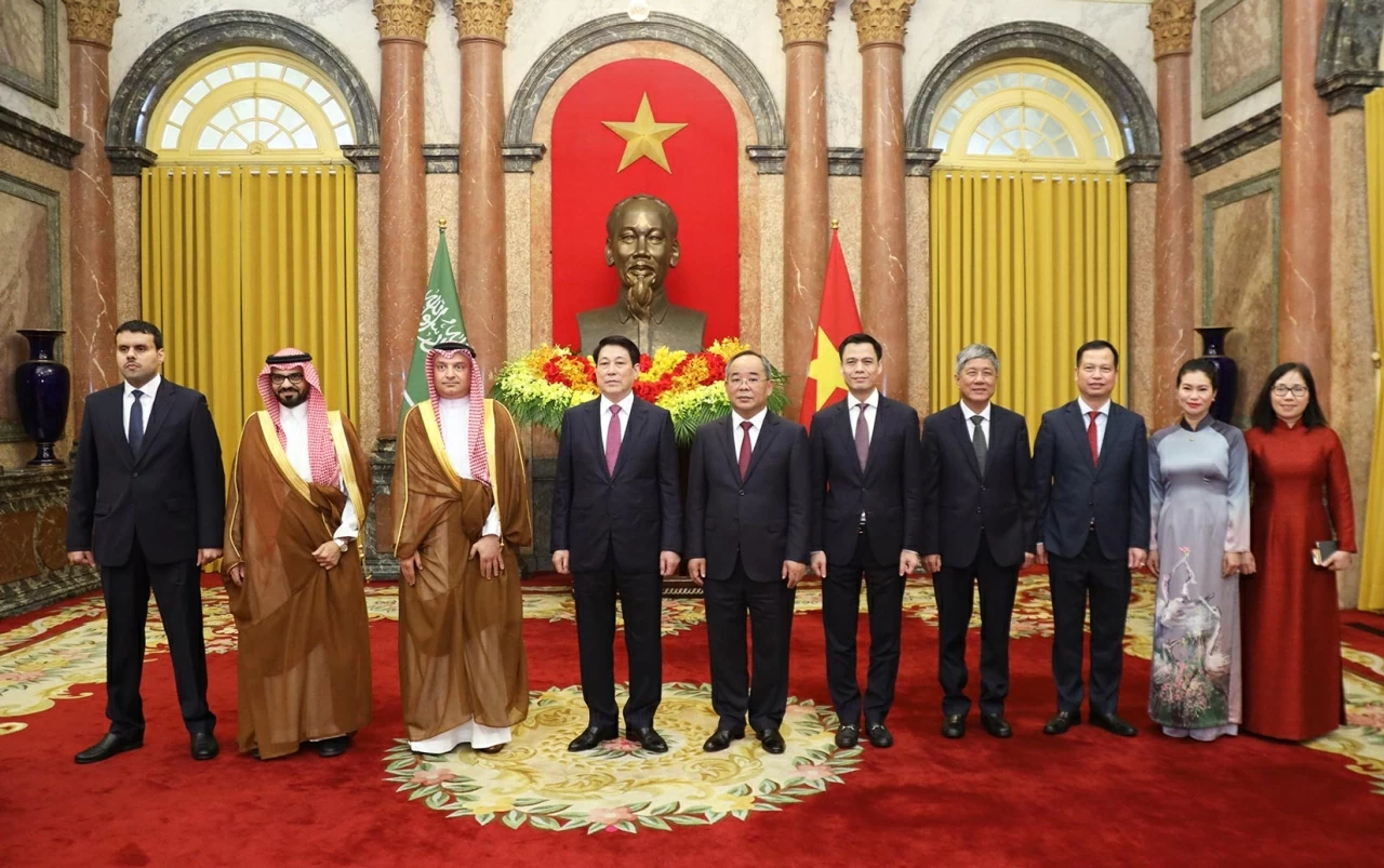 Chủ tịch nước Lương Cường tiếp Đại sứ Vương quốc Saudi Arabia tại Việt Nam Thamer Mohammed al-Gosaibi và các đại biểu chụp ảnh chung. (Ảnh: Thành Long)