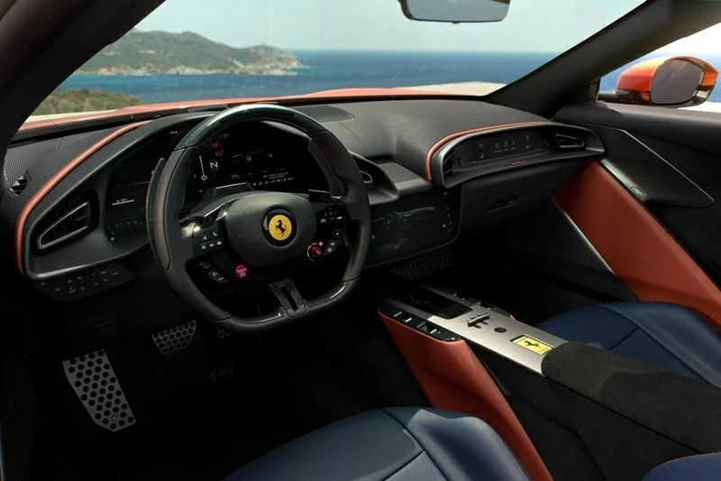 Ferrari Amalfi Spider vẫn trung thành với bố cục “dual cockpit” đặc trưng, tạo sự tách biệt rõ ràng giữa vị trí người lái và hành khách phía trước.