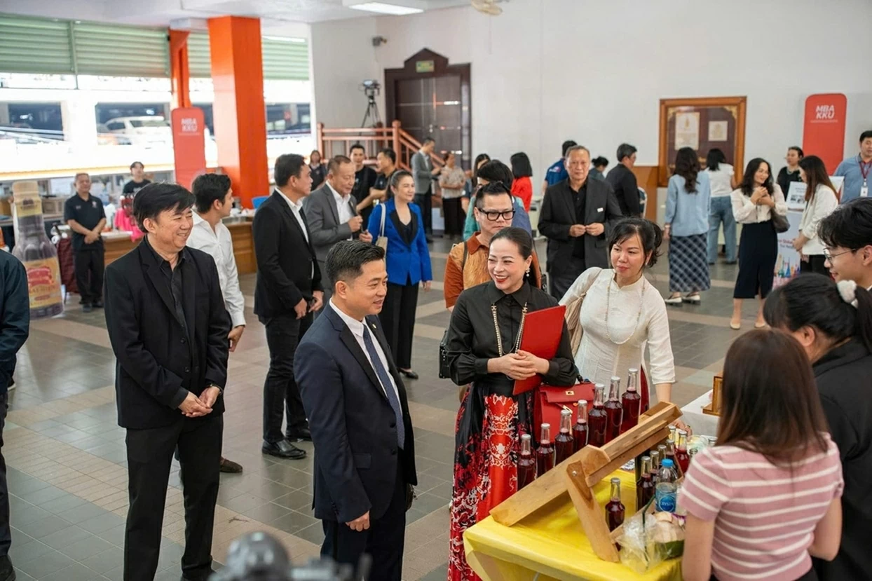 Tổng Lãnh sự Việt Nam tại Thái Lan phát biểu tại đối thoại Hướng tới tương lai hợp tác thương mại bền vững Việt Nam-Thái Lan Tổng Lãnh sự Việt Nam tại Thái Lan phát biểu tại đối thoại Hướng tới tương lai hợp tác thương mại bền vững Việt Nam-Thái Lan