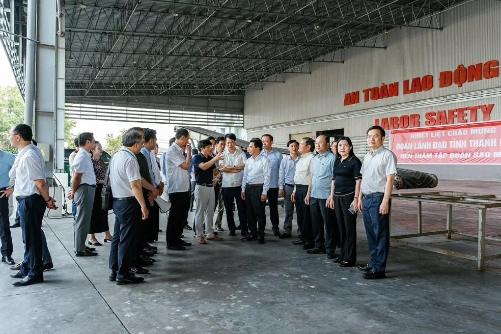 Lãnh đạo Tập đoàn Sao Mai giới thiệu quy trình vận hành và hệ thống trang thiết bị hiện đại với lãnh đạo tỉnh Thanh Hóa tại khu vực nhà xưởng. Lãnh đạo Tập đoàn Sao Mai giới thiệu quy trình vận hành và hệ thống trang thiết bị hiện đại với lãnh đạo tỉnh Thanh Hóa tại khu vực nhà xưởng.
