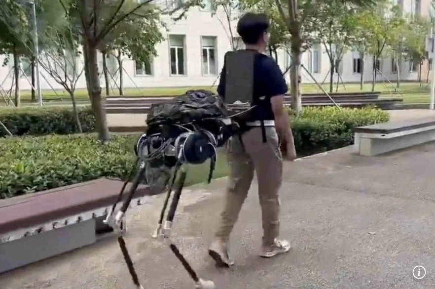 Hệ thống này bao gồm hai chân robot độc lập và một thân robot có thể được gắn vào người dùng thông qua một giao diện đàn hồi linh hoạt, tạo thành một sinh vật nửa người nửa ngựa bốn chân. Ảnh: Tài liệu cung cấp Hệ thống này bao gồm hai chân robot độc lập và một thân robot có thể được gắn vào người dùng thông qua một giao diện đàn hồi linh hoạt, tạo thành một sinh vật nửa người nửa ngựa bốn chân. Ảnh: Tài liệu cung cấp