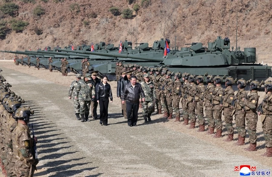 Chủ tịch Triều Tiên Kim Jong Un giám sát cuộc tập trận với phương tiện mới, tuyên bố sắp trang bị quy mô lớn cho quân đội Chủ tịch Triều Tiên Kim Jong Un giám sát cuộc tập trận với phương tiện mới, tuyên bố sắp trang bị quy mô lớn cho quân đội