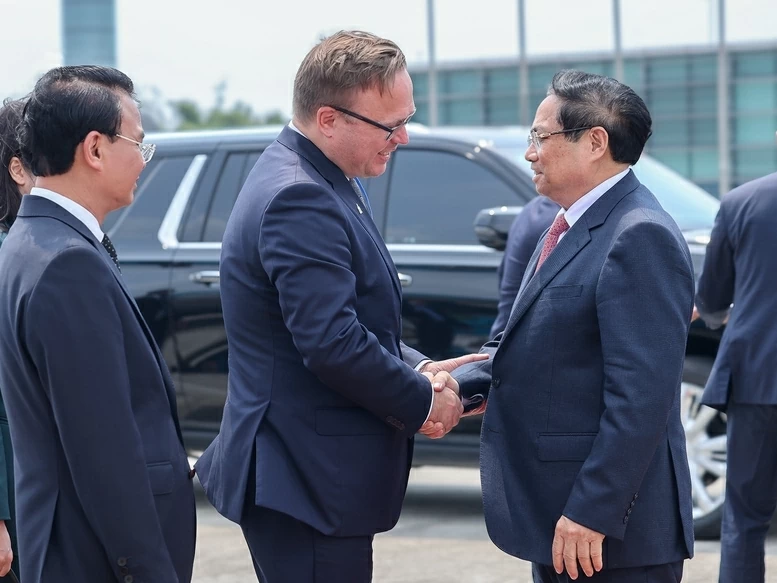 Tham tán Đại sứ quán Nga tại Việt Nam Ivan Nesterov tiễn Thủ tướng tại sân bay Nội Bài - Ảnh: VGP/Nhật Bắc Tham tán Đại sứ quán Nga tại Việt Nam Ivan Nesterov tiễn Thủ tướng tại sân bay Nội Bài - Ảnh: VGP/Nhật Bắc