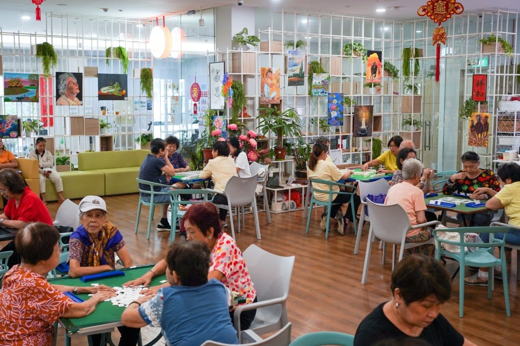 Bí quyết sống khỏe khi về già của người Singapore siêu già? Luôn bận rộn